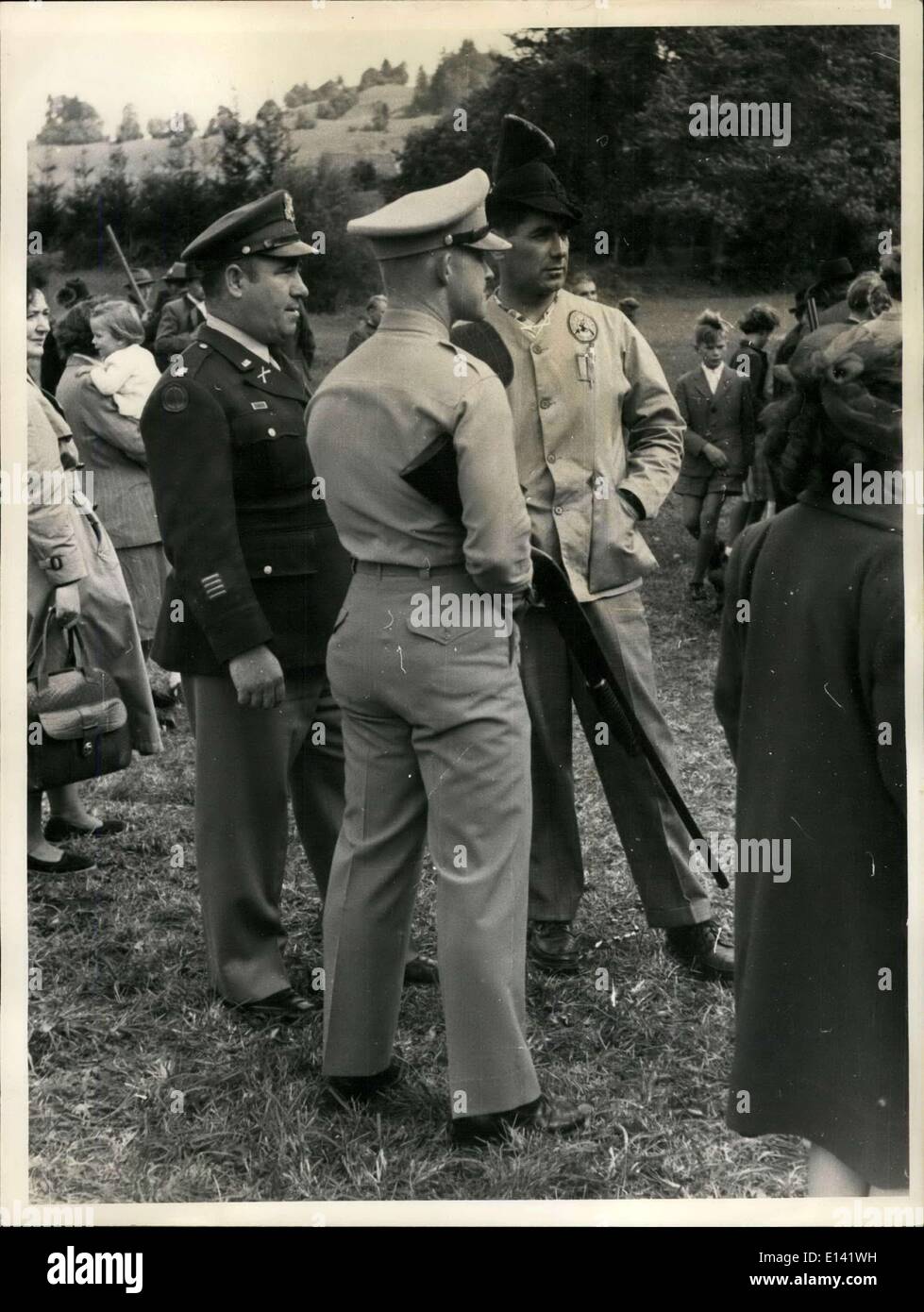 31. März 2012 - German-American Festival der Gewehr-Men in Garmisch: das erste deutsch-amerikanische Festival von Gewehr-Männern mit Schusswaffen wurde in Garmisch am 12. September und 13., 1953 statt. Zu diesem Zweck die amerikanische Armee an der Scheibe Schlag der Gewehr-Man 10.000 Patronen platziert. Alle Arten von Gewehren waren da, auch diese, die seit dem Ende des Krieges versteckt wurden. Sie drehten sich in einer Entfernung von 130 m, Freihand schießen auf Ziele, Miniatur-Gewehr und Pistolen, sondern auch Tontaubenschießen. Vertreter der bekannten bayerischen Gewehr-Männer-Clubs, amerikanische Offiziere und GI Stockfoto