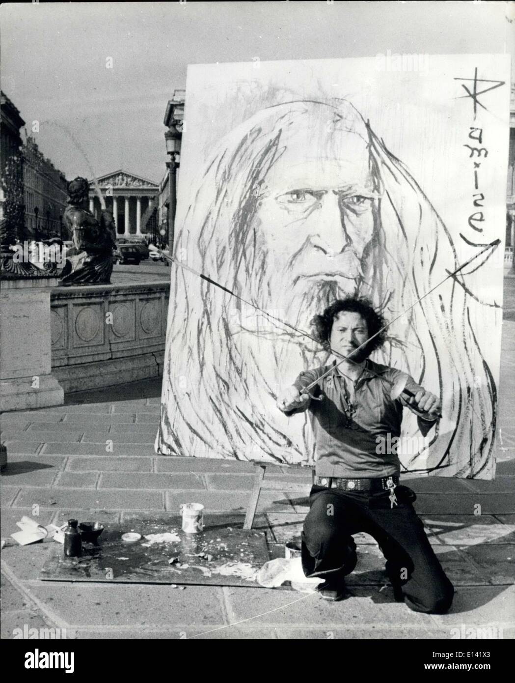 31. März 2012 - geht Künstler um mit einem Ei zu arbeiten; Zu Ehren von Leonard de Vinci malen Maler Juan Ramirez, zur Freude der Besucher an der Place De La Concordia-Paris, die beobachtete ihn sein Bild namens '' Hommage an Leonard de Vinci'' mit einer Folie und Eiern. Stockfoto