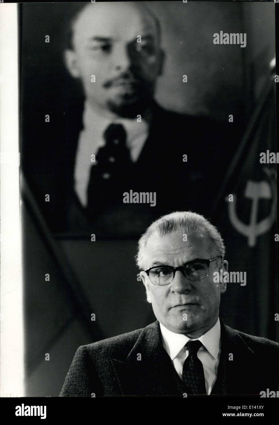 31. März 2012 - ist britischer Schauspieler Sir Laurence Oliver in Rom für 16 Tage am Set von '' den Schuhen des Fischers '' im Cinecitta. Die Geschichte spielt in der nahen Zukunft. Sir Laurence Oliver spielt die Rolle der UdSSR Premierminister Kamenev. Andere Schauspieler Anthony Quinn spielt die Rolle eines ehemaligen Erzbischof von Lvov, der erste Papst werden, aus Russland kam. OPS: Sir Laurence Olivier als der UdSSR Premierminister Kamanev während einer Wiedervereinigung der UdSSR sowjetische. Stockfoto