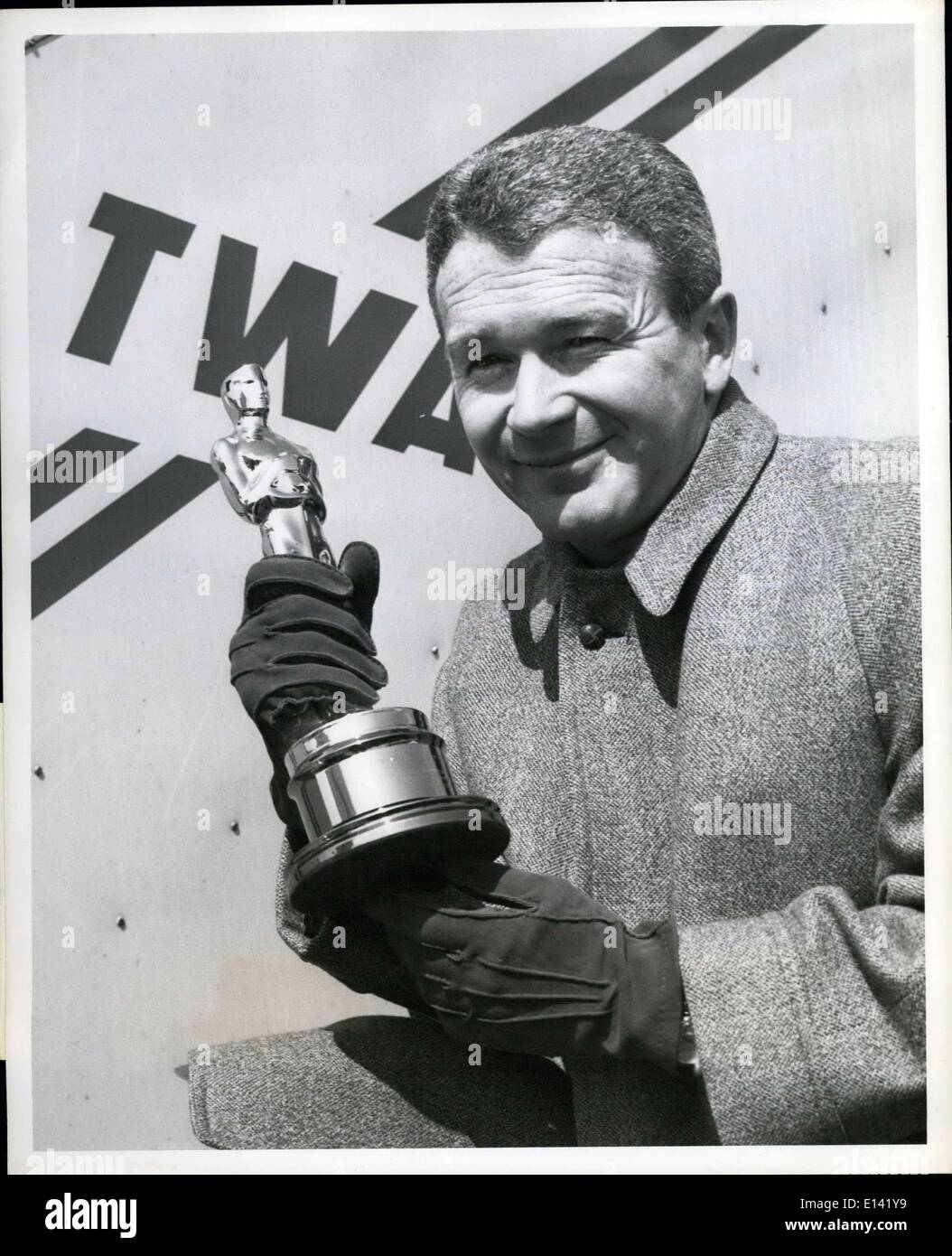 31. März 2012 - Idlewild Airport, N.Y. 8. April - Oscar-Preisträger, rot Buttonsm kommt mit "Oscar" in N.Y. International Airport von Hollywood über TWA Jetstream für Proben für NBC-TV '' Hänsel und Gretel '' zeigen, Sonntag, den 27. April. Stockfoto