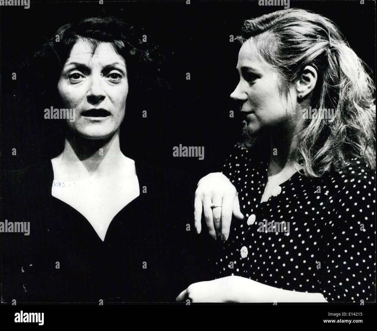 31. März 2012 - '' Piaf'' von der Royal Shakespeare Company; Royal Shakespeare Company in Piaf, eine Pam Gems spielen mit Lied über die legendäre französische Sängerin. Die am Londoner Piccadilly Theater, vom 14. März spielt die Rolle des Piaf eröffnet wird, ist Jane Lapotaire. Foto zeigt Jane Lapotaire (links) als Piaf und Zoe Wanamaker, die Taino spielt. Stockfoto