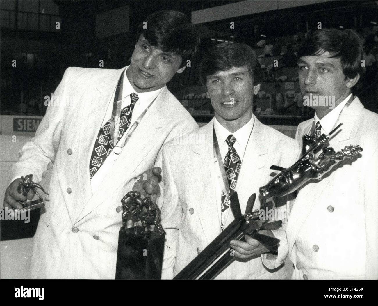 31. März 2012 - Eis-Hockey-Weltmeisterschaft in der Schweiz; Die Eishockey-Weltmeisterschaft fand in Bern/Schweiz vom 16. April bis 02 Mai. Sowjetische Team ist die Eishockey-Weltmeister. Das Foto zeigt die Abschlussfeier. Die Stars der sowjetischen Mannschaft (vlnr); Valerie Kamenski (bester Spieler im Finale), Kapitän Viatcheslav Bykov und Andrei Khomutov (bester Spieler im Finale), Kapitän Viatches Bykov und Andrei Khomutov (beste Ziel Scorere) jubilate mit dem Champion Cup. Stockfoto