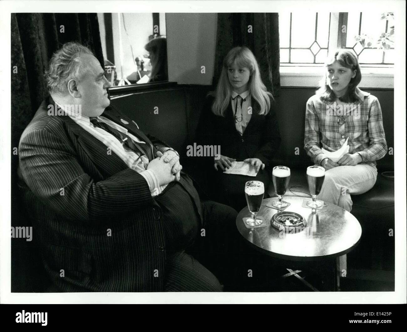 31. März 2012 - SOMETHING ELSE: SOMETHING ELSE ist eine neue monatliche Serie entwickelt und vorgestellt von Jugendlichen zwischen 16 und 20 Jahren. Jeden Monat das Programm kommen aus einer anderen Stadt und werden durch ein Produktionsteam von acht jungen mit Hilfe von Programm-Abteilung der BBC-Gemeinschaft zusammen. Die erste Programem kommt aus Manchester. Rochdale MP Cyril Smith im Gespräch mit Leila Waring und Denise Waite. Stockfoto