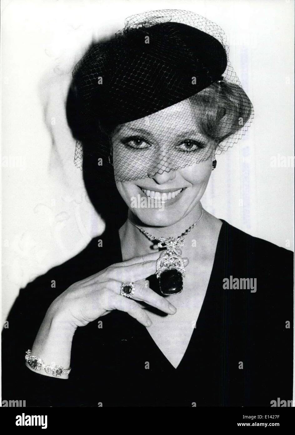 31. März 2012 - Schmuck-Messe "Meisterwerk des österreichischen Schmuck-Kunst" in München: Schauspielerin Hannelore V. Auersperg (unser Bild) trägt hier ein Collier mit 90-Karat Smaragd, die eines der schönsten und größten in der Welt ist. Die charmante Prinzessin ist jedoch nicht der Besitzer dieser Edelstein hat den Wert von ca. 2 Millionen D-Mark, aber der Sponsor. Im Rahmen des Schmuck-Messe '' Meisterwerke der österreichischen Juwelier-Art'', die an diesem Tag in München zu sehen, dieser Stein wahrscheinlich aus dem Schatz des russischen Zaren stammt, hieß "Maya" Stockfoto