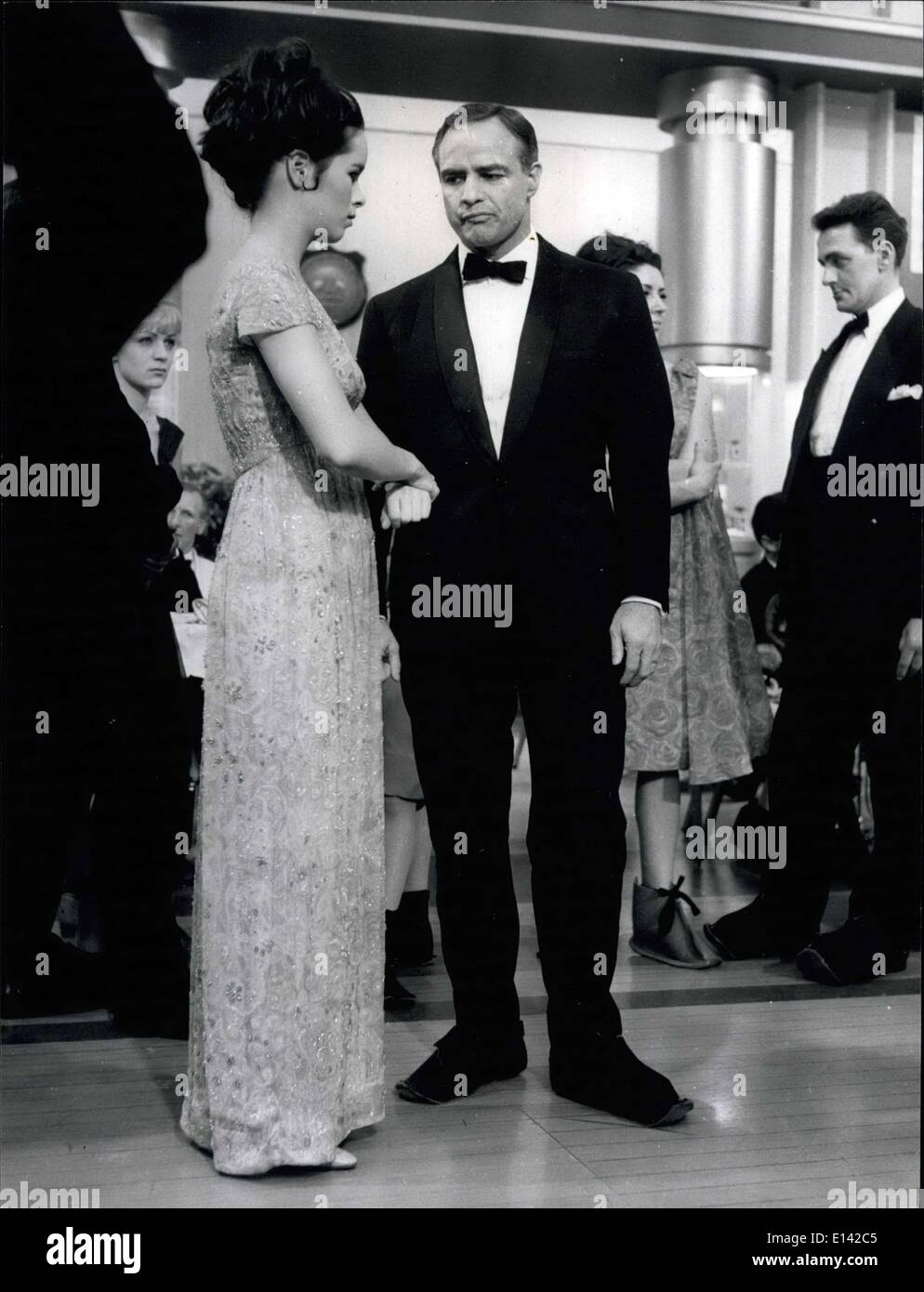 31. März 2012 - Shall We Dance?: Marlon Brando, Stern von '' The Countess von Hong Kong'' am Set im Pinienwald mit Geraldine Chaplin. Stockfoto