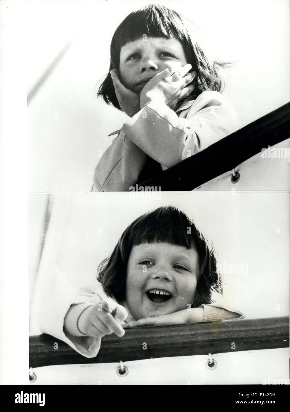 4. April 2012 - warten auf Mama - The Queen: Five-Year-Old Kronprinz Frederick Sohn von Königin Margrethe und Prinz Henrik von Dänemark an Bord der königlichen dänischen yacht '' Dannebrog'', schaut ängstlich, wie er für Mama und Papa zu kommen - aber Lichter oben wartet bei Ankunft. Stockfoto