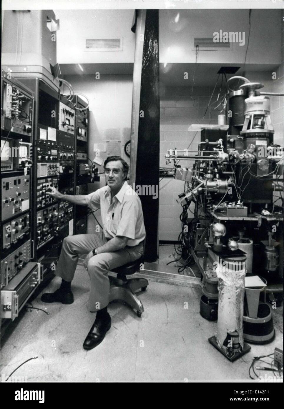 31. März 2012 - Albert V. Crewe; Professor in der Fakultät für Physik und Enrico Fermi Institute, University of Chicago an den Schalthebeln der atomarer Auflösung scannen Getriebe Elektronenmikroskope. Stockfoto