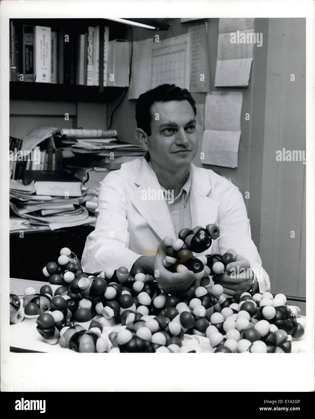 31. März 2012 - 1968 Nobelpreis für Psychologie & Medizin Sieger. Dr. Marshall W. Nirenberg, Chef der Sektion biochemische Genetik des National Heart Institute Labor für Klinische Biochemie. Dr. Nirenberg, bekannt für seine Arbeit in den genetischen Code zu knacken ist Teil eines dreidimensionalen Modells des DNA-Moleküls. Das national Heart Institute ist eine der neun Institute, die den öffentlichen Gesundheitsdienst national Institutes of Health umfassen. --NIH. Stockfoto