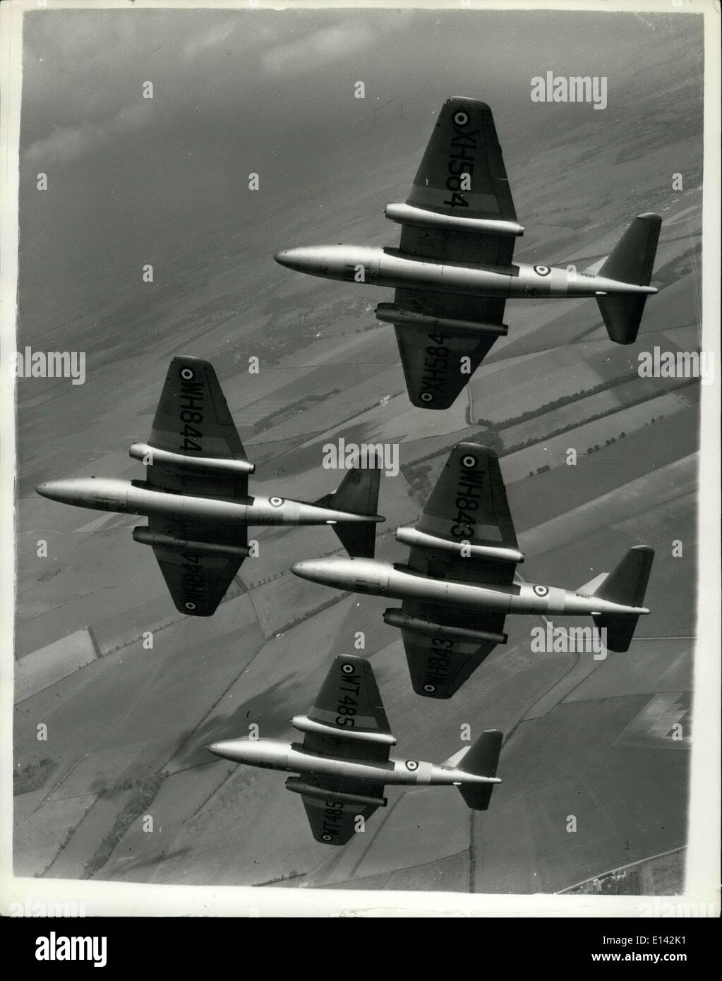 31. März 2012 - Präzision fliegen vom Feinsten. Diese Canbera t. 4 Jet-Trainer von Nr. 231 Operational Conversion Unit, R.A.F Bassingbourn, Cambs., werden eine Flügel-Over für Coventry Luft Festzug, geprobt, am Baginton am Samstag, den 21. Juli stattfindet. Diese Formation ist unter der Leitung von Squadron Leader, f.p. (Johnnie) Walker, AFC, von Waikato, Neuseeland. Juli 1956 Stockfoto