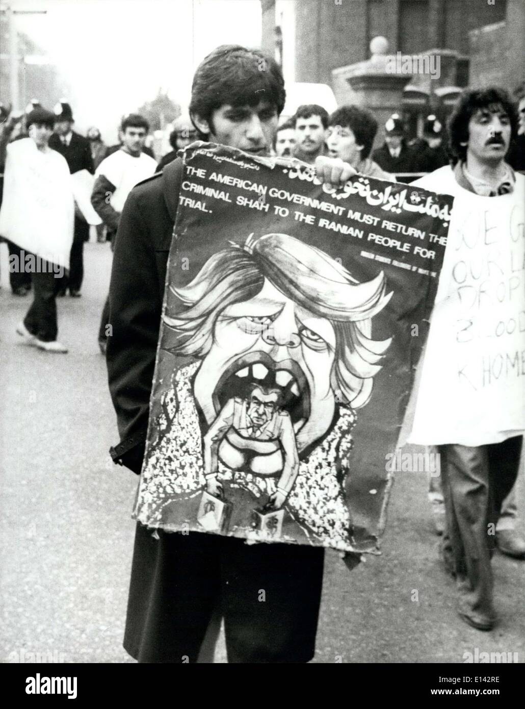 4. April 2012 1. Mai 1980 iranische Botschaft-Belagerung A Demonstrator in Kensington Gore, London, in der Nähe der iranischen Botschaft tragen ein Poster karikieren Präsident Carter und fordern die ehemaligen Shah Rückkehr in sein Land. Dies und andere Demonstrationen scheinen keinen direkten Zusammenhang mit der Belagerung der Botschaft haben, die jetzt in den zweiten Tag. Stockfoto