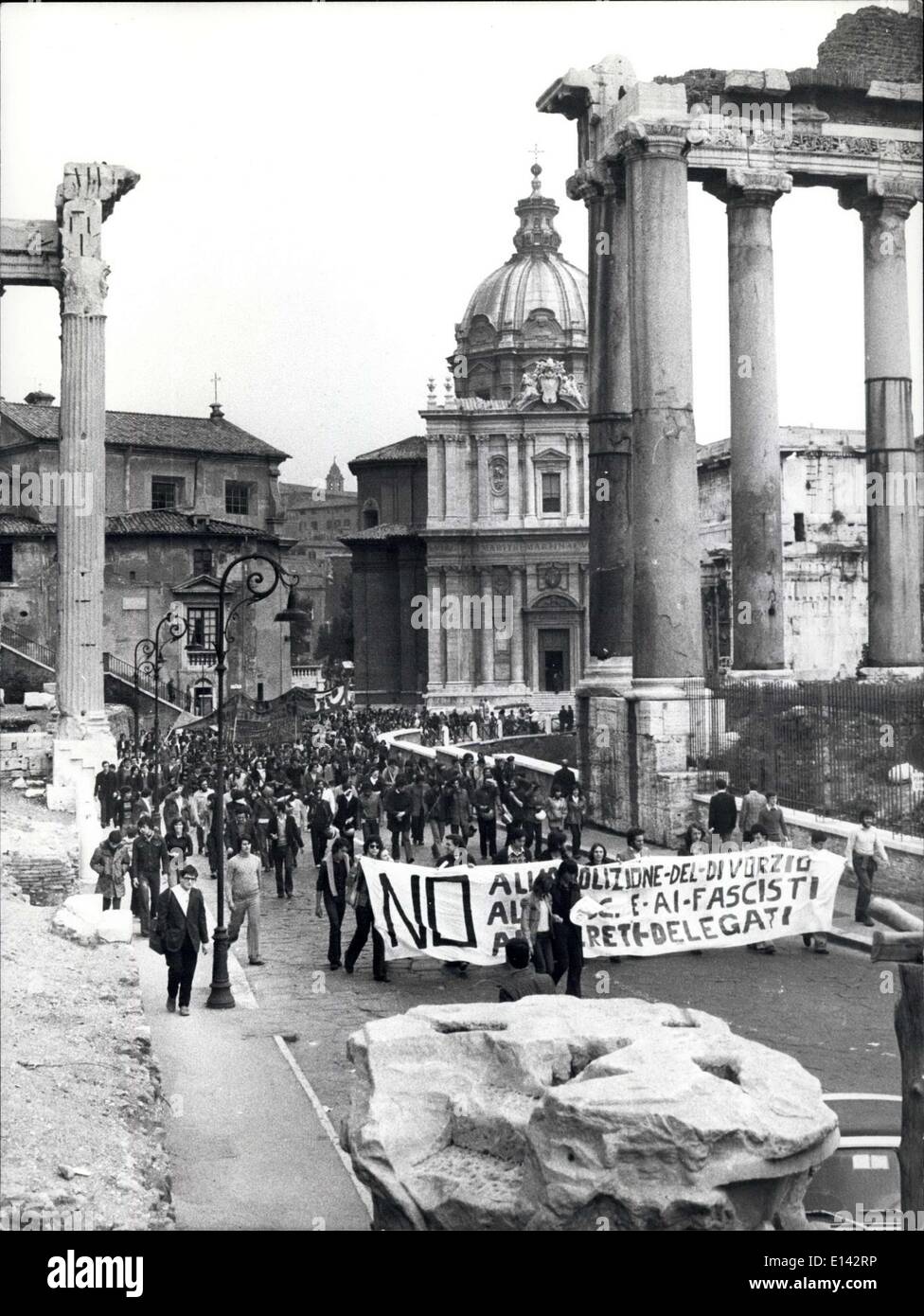 4. April 2012 - Rom, 24. April 1974. Eine neue Route der römischen Studenten, die eines Tages ja und andere Nein gegen alle zeigen ist das Forum Romanum. Stockfoto