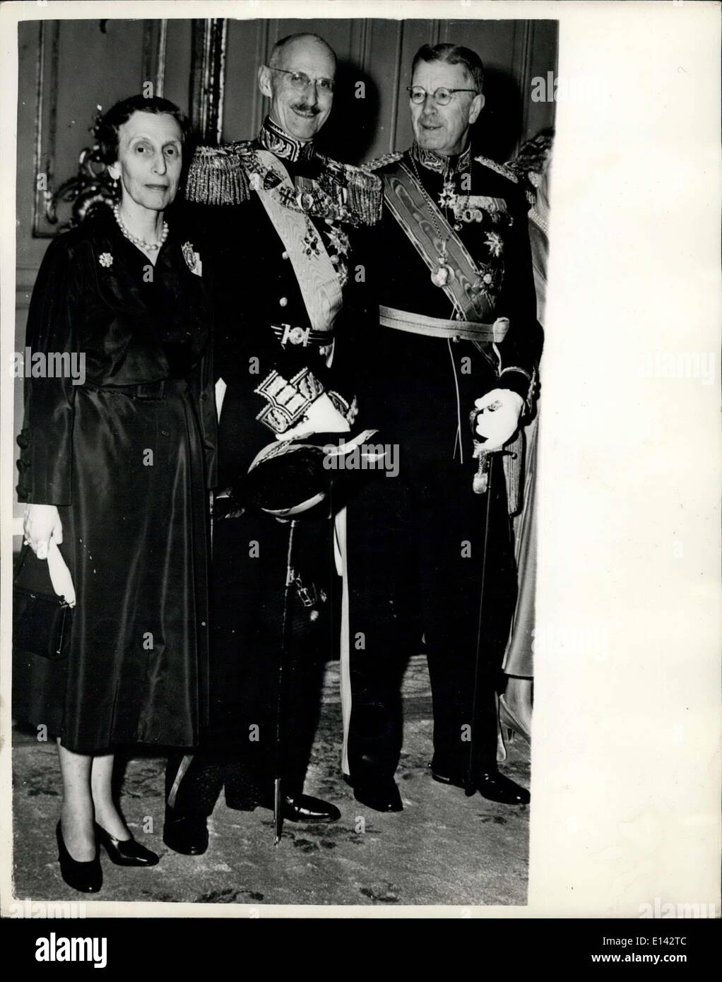 4. April 2012 - Royal Besucher aus Norwegen in Stockholm. 25.03.53. von König und Königin von Schweden begrüßt. König Haakon von Norwegen wurde von König Gustaf Adolf von Schweden bei seiner Ankunft in Stockholm für seines offiziellen Besuchs in der schwedischen Hauptstadt begrüßt. Keystone-Fotoshows: König Haakon (Mitte) posiert für die Kamera mit seinen Gastgebern König Gustaf Adolf und Königin Louise in Stockholm. Stockfoto