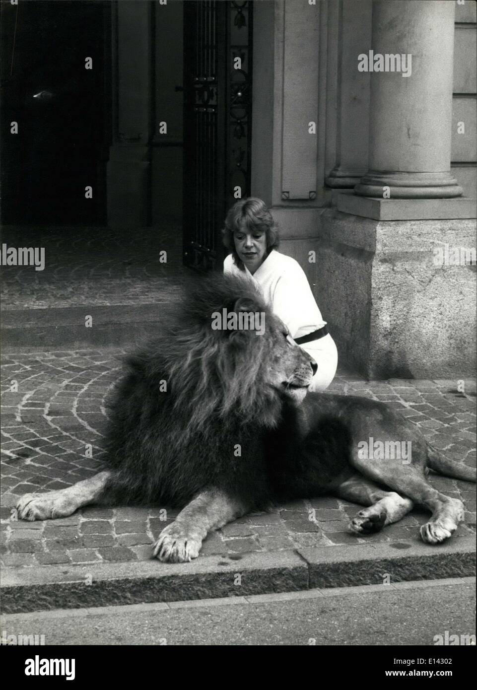31. März 2012 - Angriffe Lion Modell. Um zu verdeutlichen, ein Löwe mit einer Frau zeigt, die Flagge der Schweizer Stadt Frauenfeld, war Fotomodell diesem Tag von einem Löwen angegriffen und schwer verletzt. Unser Bild zeigt die Foto-Session, kurz bevor der Unfall passierte. Keystone Schweiz 31.10.85 Stockfoto