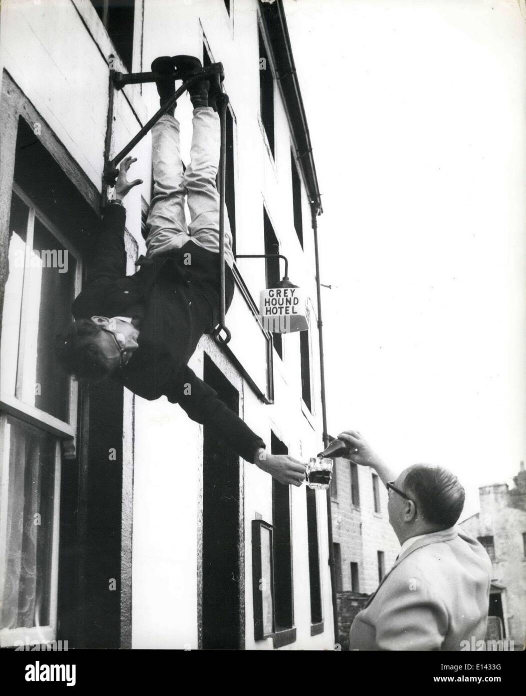 4. April 2012 - das Faultier Mann: Er mag eine Upside Down Ansicht des Lebens: Terry Andrews, Fabrikarbeiter der Barnoldswick, Yorks., mag nur herumhängen wenn nicht bei der Arbeit. Damit meinen wir nicht faul in Komfort,, aber buchstäblich an den Füßen hängen. Schnell scheint er eine Vorliebe zu leben wie ein Faultier und ein Besucher in die Altstadt von Yorkshire sollte nicht überrascht sein, um zu sehen, Terry, im Alter von siebenundzwanzig, wartet auf seinen Bus zur Arbeit hängen von der Bushaltestelle Querstange. Lieblingsplatz für Terry befindet sich außerhalb des lokalen, wo sie oft auf diese ungewöhnliche Weise einen Pint genießt Stockfoto