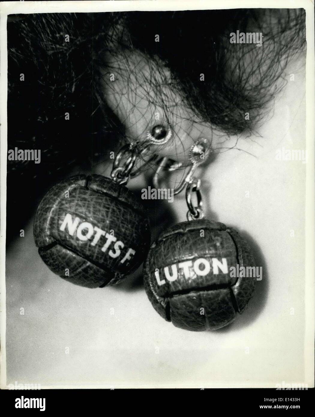 4. April 2012 - sie ist bis zu den Ohren im Cup-tie Fieber - buchstäblich.: mit WM-Fieber nimmt täglich zu, Fans von die zwei Penner, Luton und Notts Wald sind ungeduldig verzweifelt für die letzte Kraftprobe und Cach fragt sich, in welcher Weise, seine oder ihre Loyalität und Unterstützung und das Vertrauen in sein Team zu zeigen. Neueste Neuheit Idee für diese Fans ist klein aber Slear Buchstaben, der Name der Supporter-Team der Fußball-Ohrring auf die lackiert. Ziemlich 14-j hrige Lesley Richter versucht, unparteiisch zu sein und zeigt durch das Tragen der Namen der Anwärter auf den Titel. Stockfoto