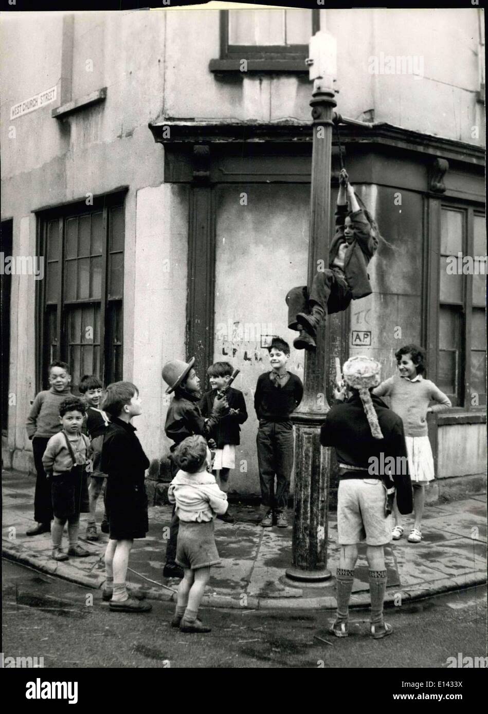 4. April 2012 - Tiger Hay muslimische Gemeinschaft: die Kinder Mix frei: Cardiffs Dockland Straßen sind voll mit Kindern aller Rassen, einschließlich der Muslime. Sie alle frei mischen und ganz glücklich zusammen zu spielen. Stockfoto