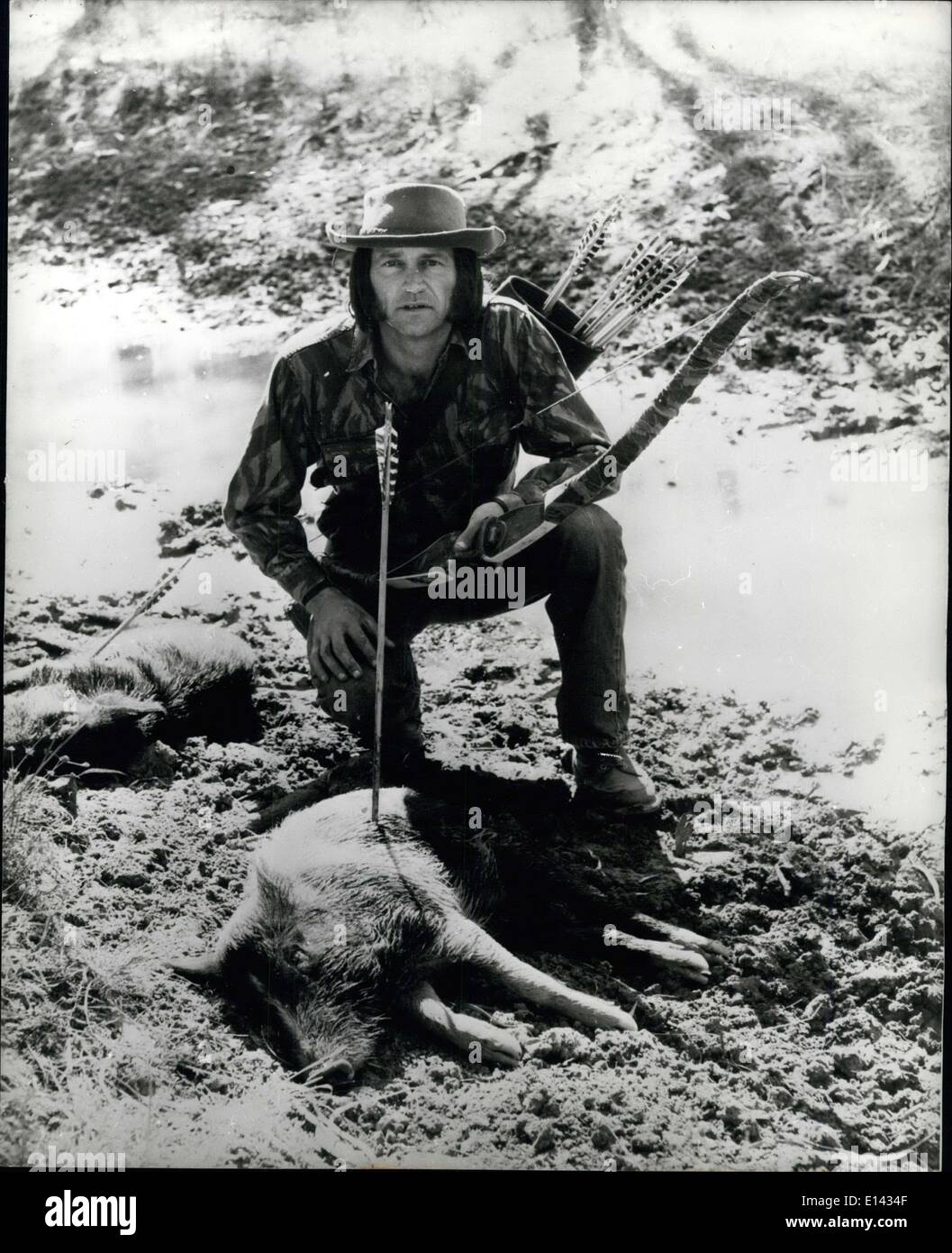 4. April 2012 - Dead-Eye-Dallas: Der Aufruf Dallas Conway von Warren, New South Wales Australien, Dead-Eye, weil er alles innerhalb 80 Yards mit seinem Bogen und Pfeil zu töten. Er durchstreift den Wald töten Wildschwein und Schlangen. Das Foto zeigt Dallas Conway mit eines seiner tötet ein Wildschwein. Stockfoto