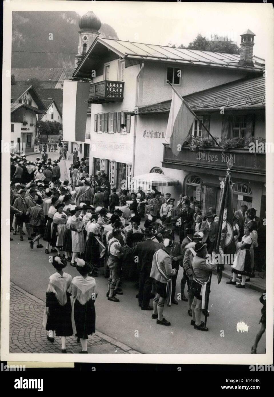 4. April 2012 - formieren Männer und Frauen in ihren Trachten sich für Prozession durch das Dorf. Deutsche Passion Play Village ist Schauplatz des bunten Kostüm Nationalfest: Oberammergau, war das kleine Dorf die schmiegt sich an den Füßen der Alpen und ist weltweit bekannt als Schauplatz der spektakulären Passionsspiel der Szene ein weiteres buntes Spektakel als das Costume National-durch die Gassen des malerischen Dorfes Festival. 3.000 Menschen kamen aus ganz Bayern, von Ettal, Mittenwala, Partenkirchen, Walchensee alle ihre eigenen Bezirk-Kostüm Stockfoto