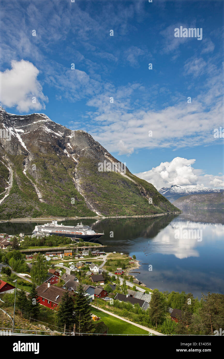 Norwegen, Eidfjord, Aussicht auf Dorf und MS Rotterdam cruise Schiff der Holland America line Stockfoto