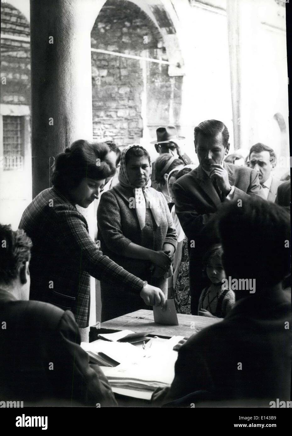 4. April 2012 - Türkei - Parlamentswahlen 1965: Casting der Stimmzettel ist ein Familienprogramm. Vater und Tochter sind gerade Mutter Abstimmung in Istanbul. Stockfoto