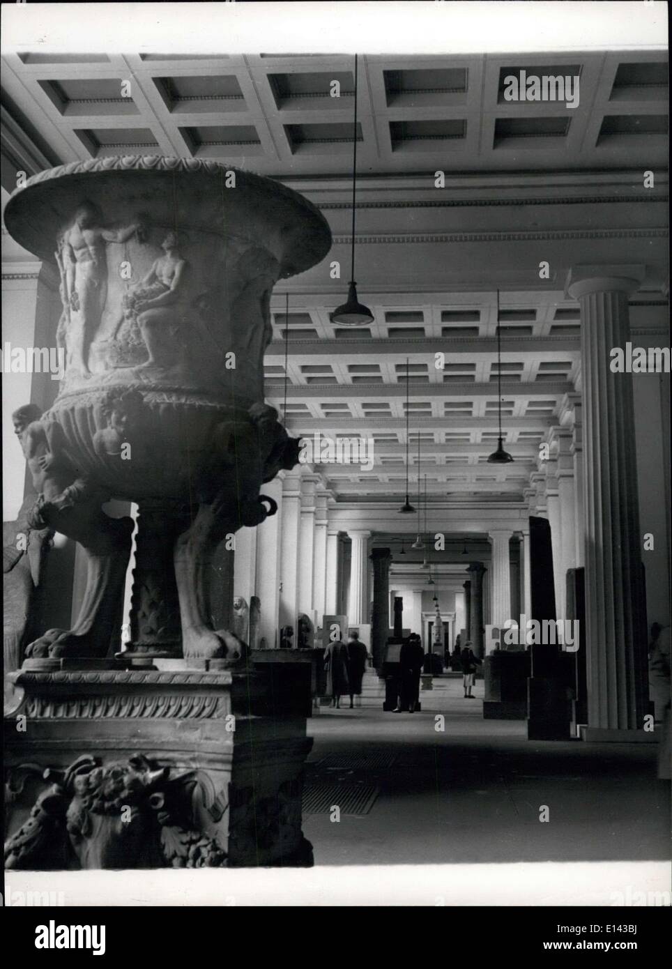 4. April 2012 - The British Museum braucht mehr finanzielle Unterstützung.: Blick hinunter die Skulpturengalerie, immer gut besucht. Im Vordergrund steht eine römische Urne, hoch dekoriert Stockfoto