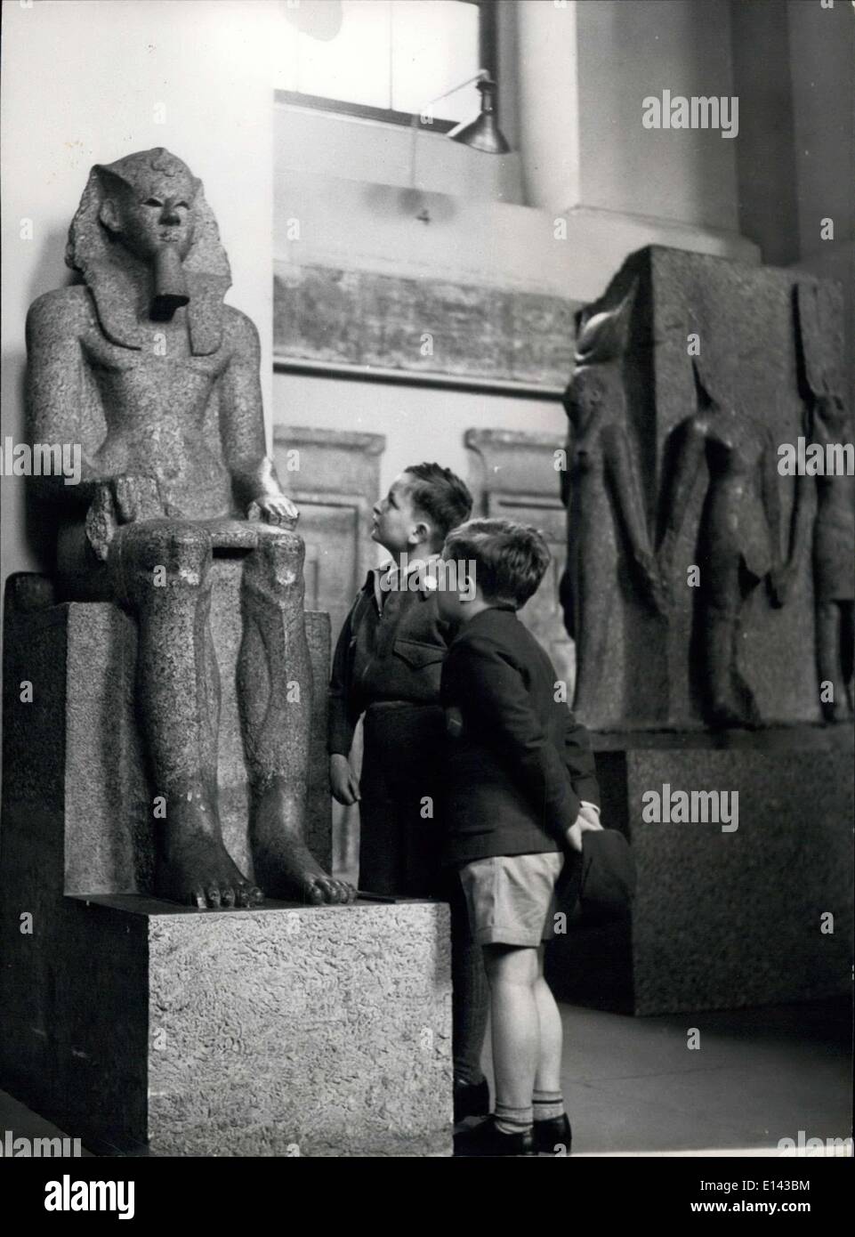 4. April 2012 - The gebannt von alten Dingen: alle jungen durchlaufen eine Phase, wenn die Geschichten der Pharaonen und das Leben des alten Ägypten sie begeistert hält. Viele Besuche die ägyptische Zimmer des British Museum und sind begeistert, zu sehen gibt es Statuen unter dem Wüstensand zurückgebracht. Stockfoto
