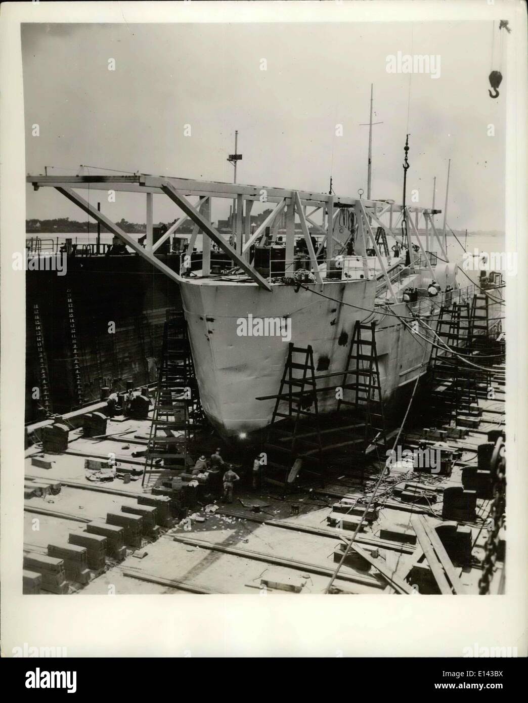 4. April 2012 - einzigartige Mission Schiff: Vicksburg, Mississippi--dies umgewandelt Weltkrieg ich Landung Schiff zeigt sich hier geladen wird, bevor es auf einer Mission links, um das Christentum nach Liberia durch mechanisierte Landwirtschaft tragen. Die 200 ft. moderne Arche Noah wurde von Robert G. Letourneau--industriellen ausgestattet, der sich in den Dienst der Religion gewidmet hat. '' Hungrige Eingeborenen werden uns zuhören über Gott,'' sagt er, "Wenn wir ihnen zeigen, kann ein Feld von Getreide mit einem Mähdrescher ernten mehr an einem Tag als sie in einem Jahr essen können Stockfoto