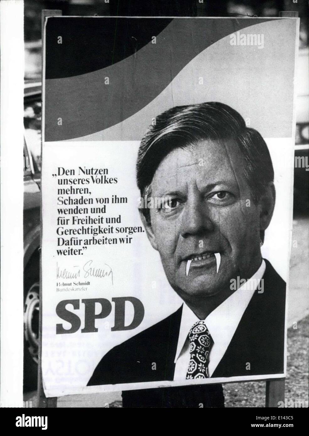 4. April 2012 - der Zahnarzt und die falschen Zähne. Falsche Zähne Kosten jetzt, im Februar 1978, Zahnarzt in Hamburg (Westdeutschland) 3000 Mark. Zuerst die Zähne sind '' Vampirzähne '' und zweitens waren sie '' eingefügt '' Bundeskanzler Helmut Schmidt aber nur auf einem Wahlplakat des Bundestages Wahl 1976 (Bild). Der Zahnarzt sagte, dass es war nur ein Gag nach einer feuchten Nacht. Stockfoto