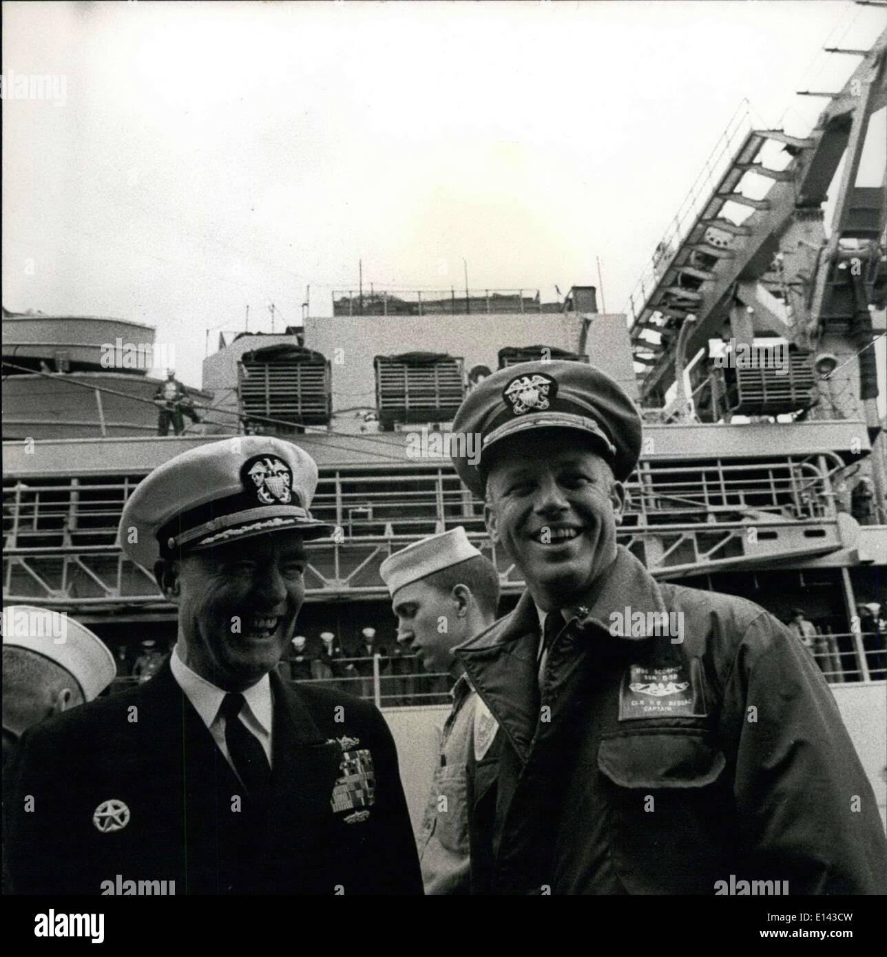 4. April 2012 - ist der Kommandant nach Unterwasser Atlantiküberquerung begrüßt. CMdR Norman Bessac USN, c. o. Skorpion mit Captain N.G. Ward USM, Kommandeur des US-u-Boot-Geschwaders basierend auf Proteus bei Holy Loch, nachdem die sichere Ankunft. Stockfoto