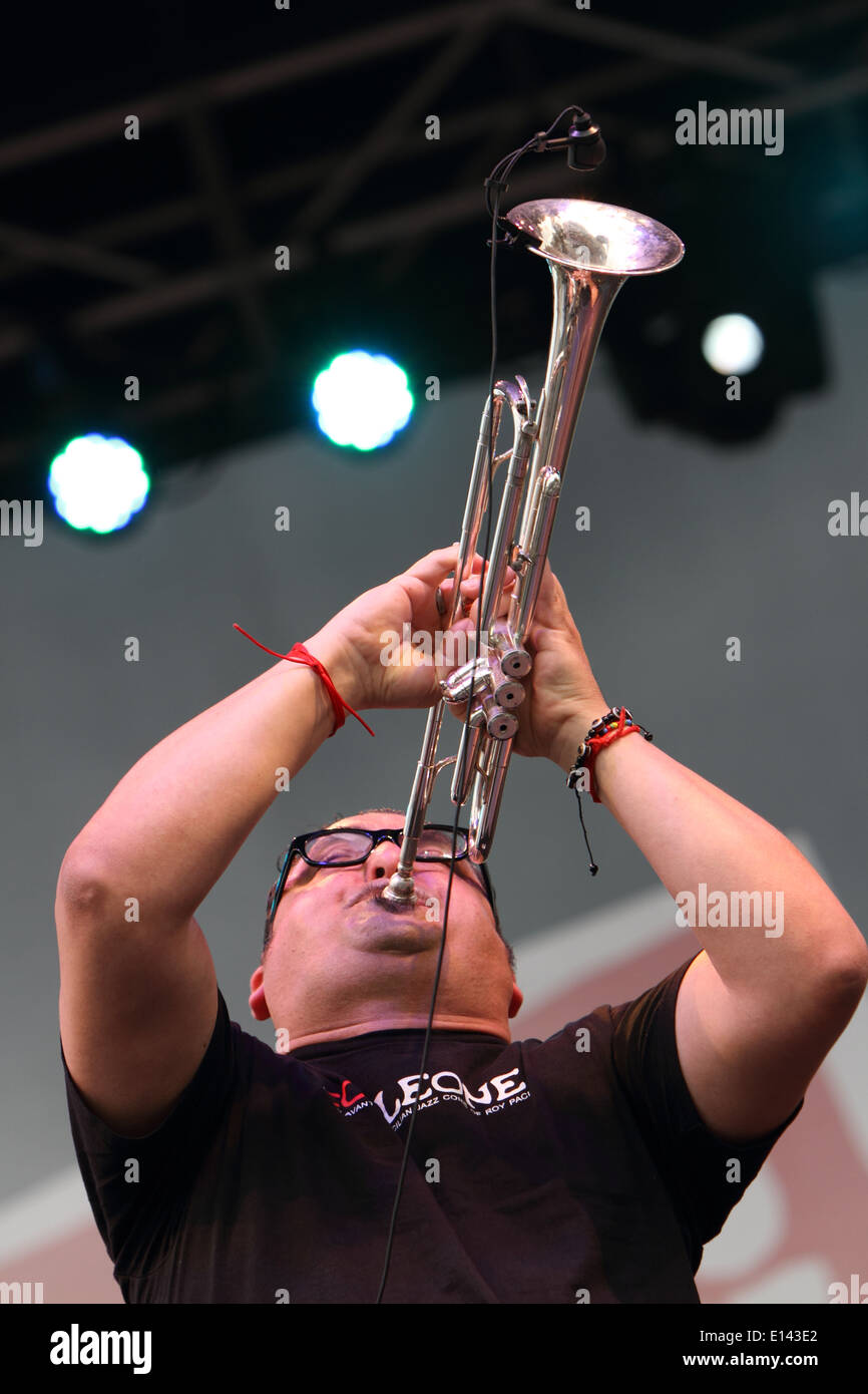 Italienische Trompeter Roy Paci spielt mit seiner Band auf Torino Jazz Festival. Stockfoto