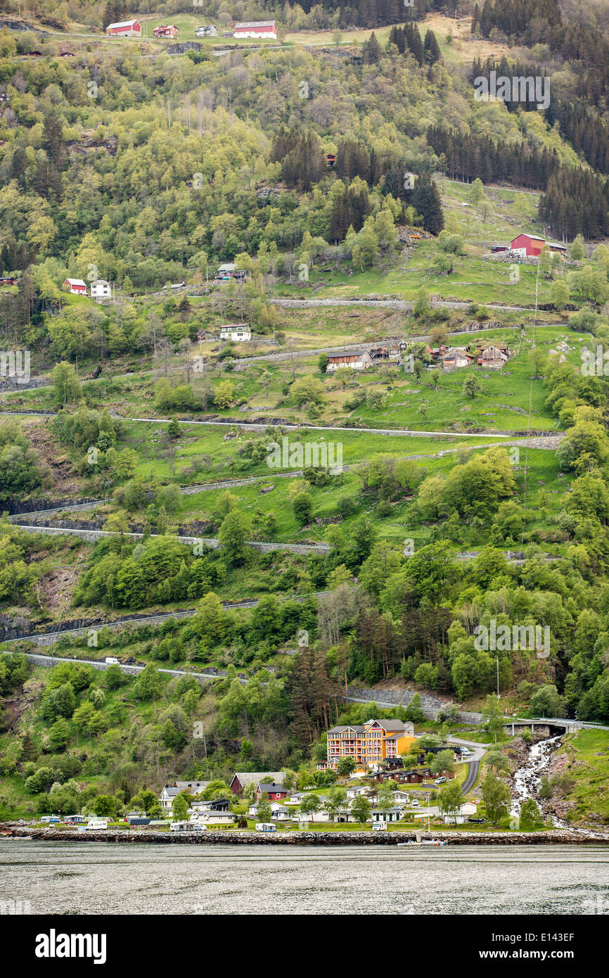 Norwegen, Geiranger, Geiranger Fjord. UNESCO-Weltkulturerbe. Blick auf Dorf und die Adler-Straße mit 11 Haarnadelkurven. Stockfoto