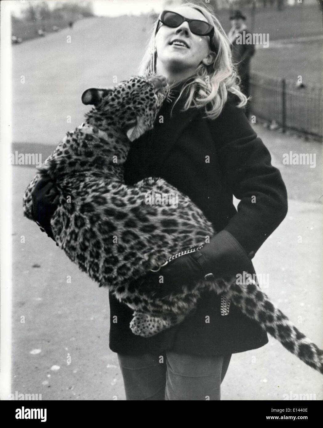 4. April 2012 - gelangen Angela McWilliams, 23 Michael ihr Haustier Leopard Kensington Gardens, für seinen täglichen Spaziergang. Die Probleme des Haltens einer Haustier-Katze: Angela McWilliams, eine 23-jährige Teilzeit Sekretärin von Kensington, können häufig gesehen sprechen Michael, ihr Haustier Katze für einen Spaziergang in den Kensington Gardens und es verursacht in der Regel einiges Aufsehen. Für Michael keine gewöhnliche Katze ist-er eine acht Monate alte Leopard Cub ist. Angela liebt Katzen - große diejenigen-She verwendet, um einen Puma zu haben - aber er starb, so um ihn zu ersetzen sie Michael gekauft. Er stammte aus den Tyseley Pat Stores in Birmingham, zu einem Preis von £200 Stockfoto