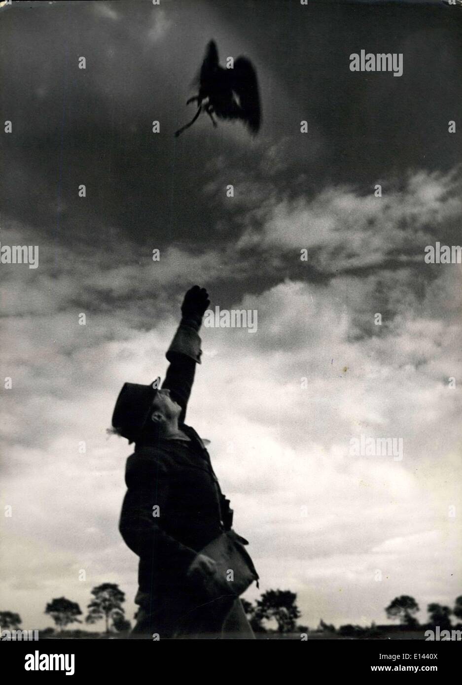 4. April 2012 - Jagd mit Falken: Der Sport mit Falken jagen ist sehr alt. Es wurde vor etwa 6.000 Jahren populär. Es entstand in Indien. Dieser Sport war im alten Rom weit verbreitet. Im Mittelalter wurde der Sport der Könige und des Adels. Auch in der heutigen Zeit wird es in der ganzen Welt von den Klassen reichen und modische gefolgt. Foto zeigt, dass der Falke umklammert seine Beute zurück zu der Jäger absteigend ist. Stockfoto