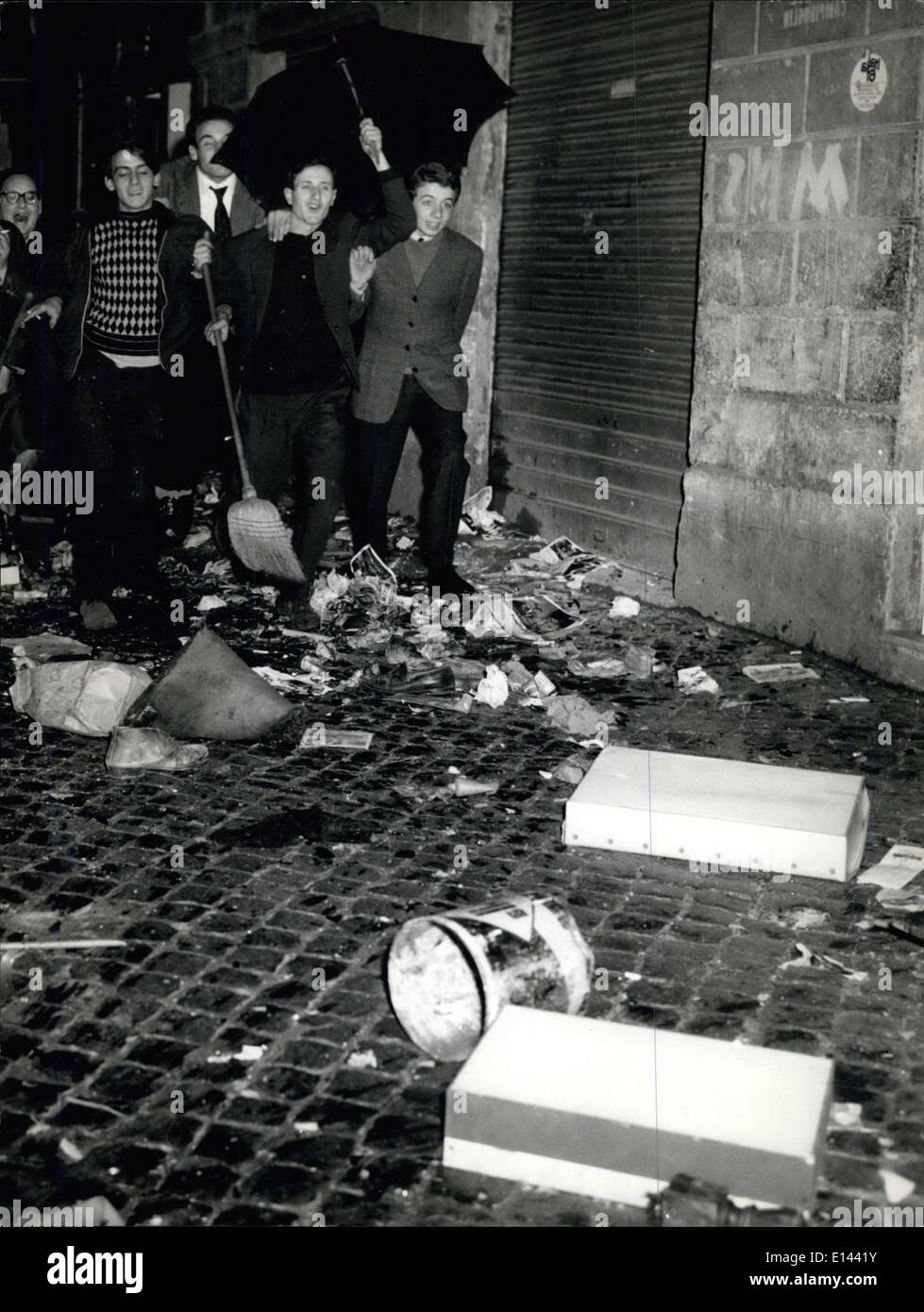 4. April 2012 - schlechte eingefleischter Sitte, werfen Sie aus dem Windows alte Sachen und Flaschen willkommen neues Jahr, war auch um Mitternacht des letzten Tages der 1966 wiederholen. Foto zeigt einen Blick auf die römischen Straßen nach dem "werfen" Stockfoto