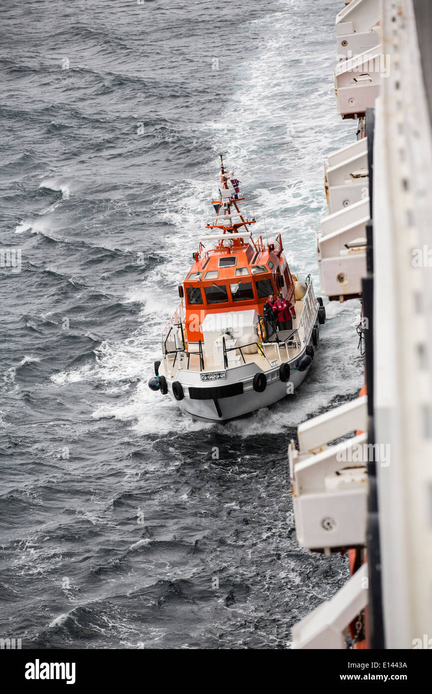 Norwegen, Alesund, Lotse kommt an Bord der MS Rotterdam, einem Kreuzfahrtschiff von Holland America line Stockfoto
