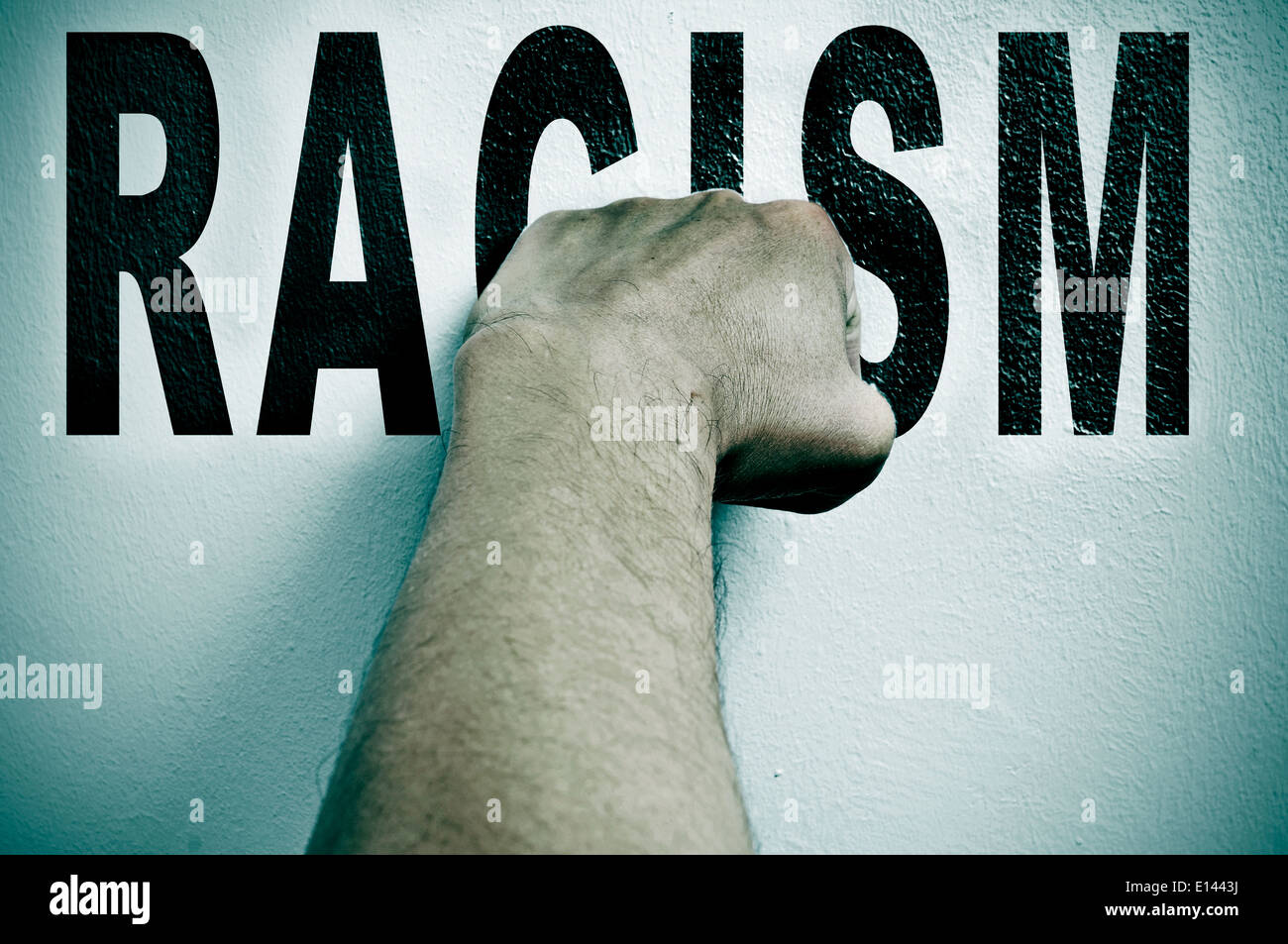 ein Mann den Wort Rassismus, Stanzen, das Konzept des Kampfes gegen Rassismus darstellen Stockfoto