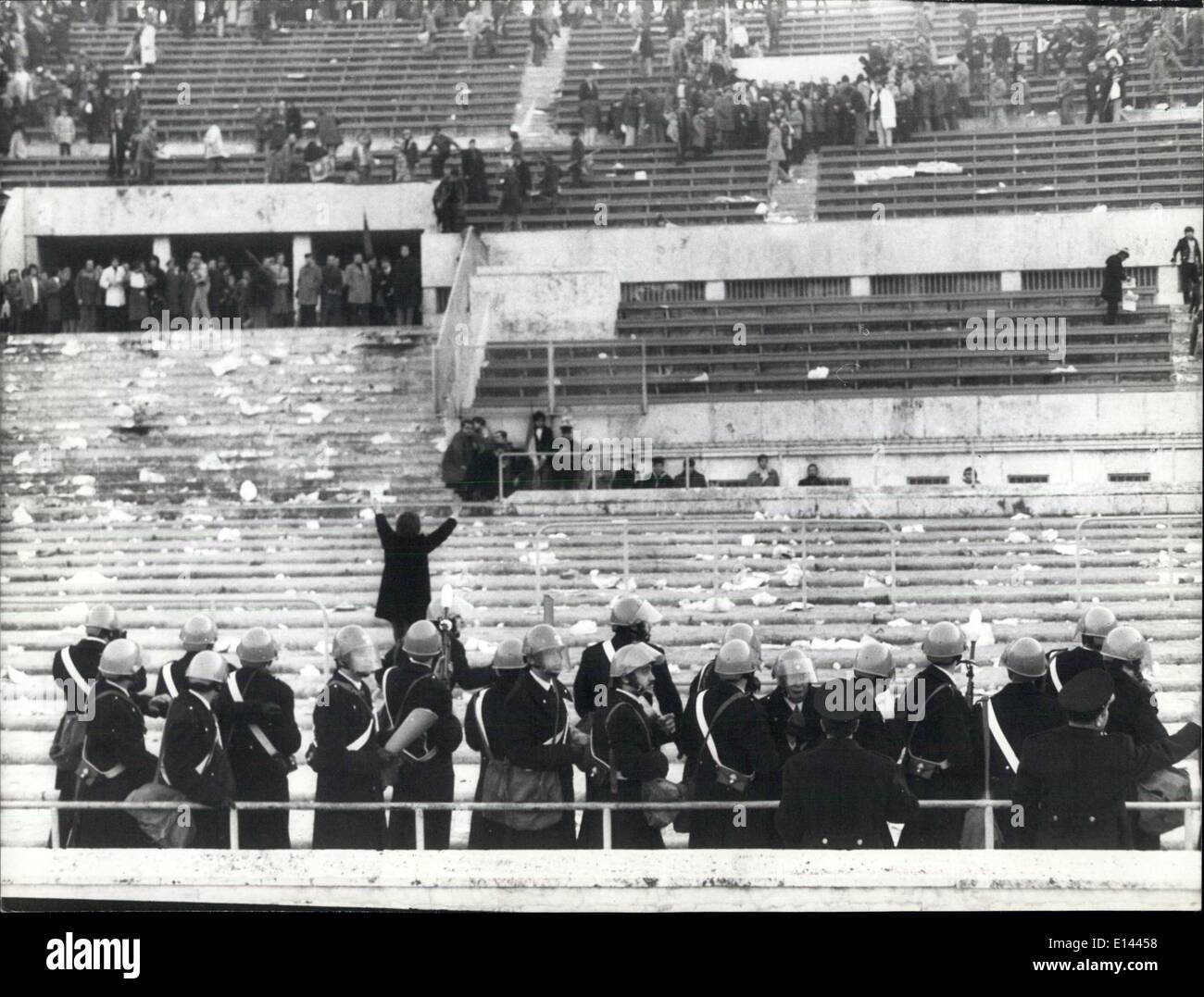 4. April 2012 - Vorfälle im Olympiastadion in Haus am Ende des Spiels zwischen Roma und Inter Mailand. In letzter Minute punktet Boninsegna von Inter ein Elfmeter-Team und gewinnt 2: 1. Sofort eine Gruppe von Rom, Fans erobern das Feld, um die Schiedsrichter und die Fußball-Inter getroffen. Foto zeigt Schlacht zwischen den Polizisten und den Anhängern. Stockfoto