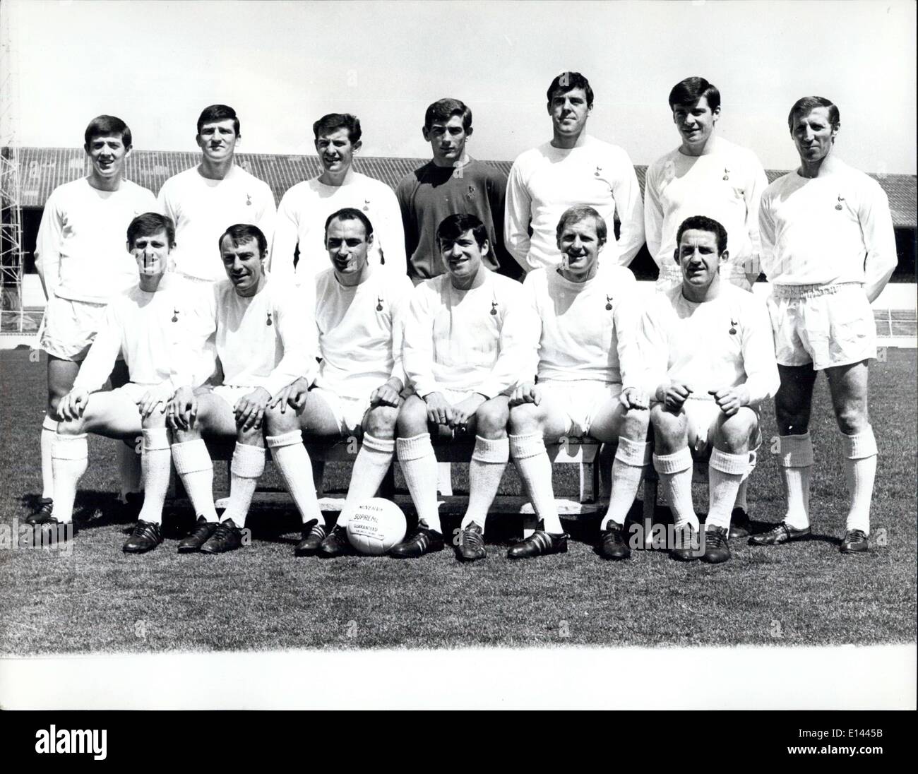 4. April 2012 - Tottenham Hotspur F.C. Foto zeigt: (L, R)-Back Row: J. Kinnear, E. Clayton, A. Mullery, P. Jennings, M. England, C. Knowles und C. Jones. (L, R)-Front Row: J. Robertson, J. Greaves, A. Gilzean, T. Venables, F. Saul und D. Mackay. Tottenham Hotspur sind zu Chelsea im FA-Cup-Finale im Wembley-Stadion am 20. Mai zu erfüllen. Keystone Stockfoto