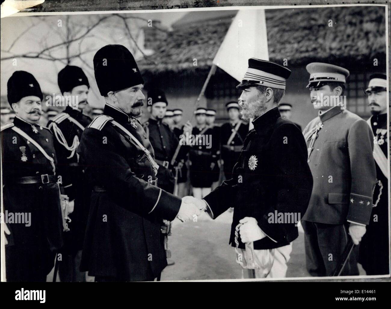 4. April 2012 - russischen General Snatoli Mikhailovitch Stesel (links) übergibt Port Arthur zu Jap General Maresuke Nogi und sie schütteln Hände treffen unter die weiße Fahne. Der russische General wird von einem weißen russischen Leben in Japan gespielt. Stockfoto
