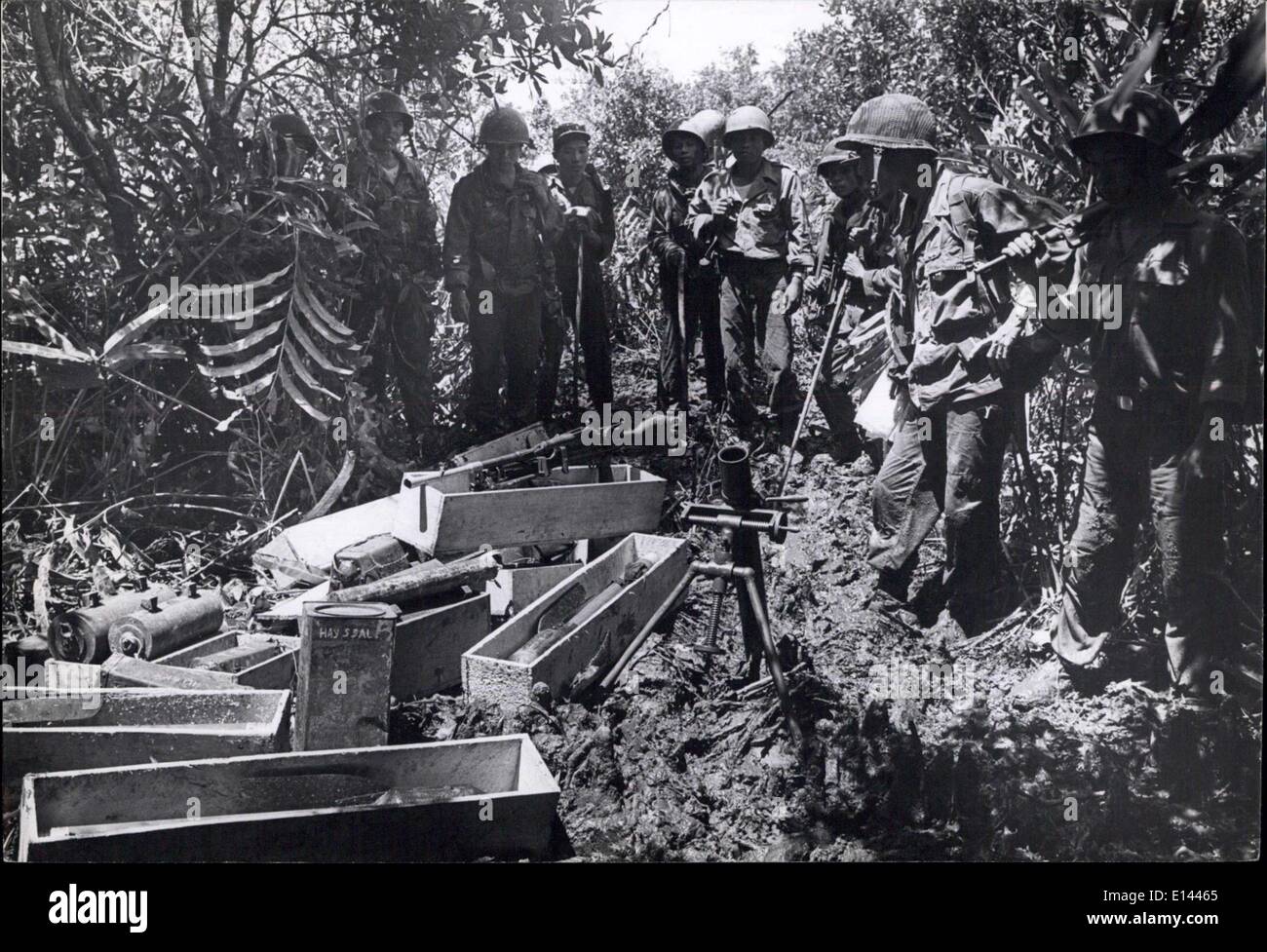 4. April 2012 - Geurilla Arme steckt in den Sumpf der Camau Halbinsel: Minenwerfer, Maschinengewehre, Munition. Stockfoto
