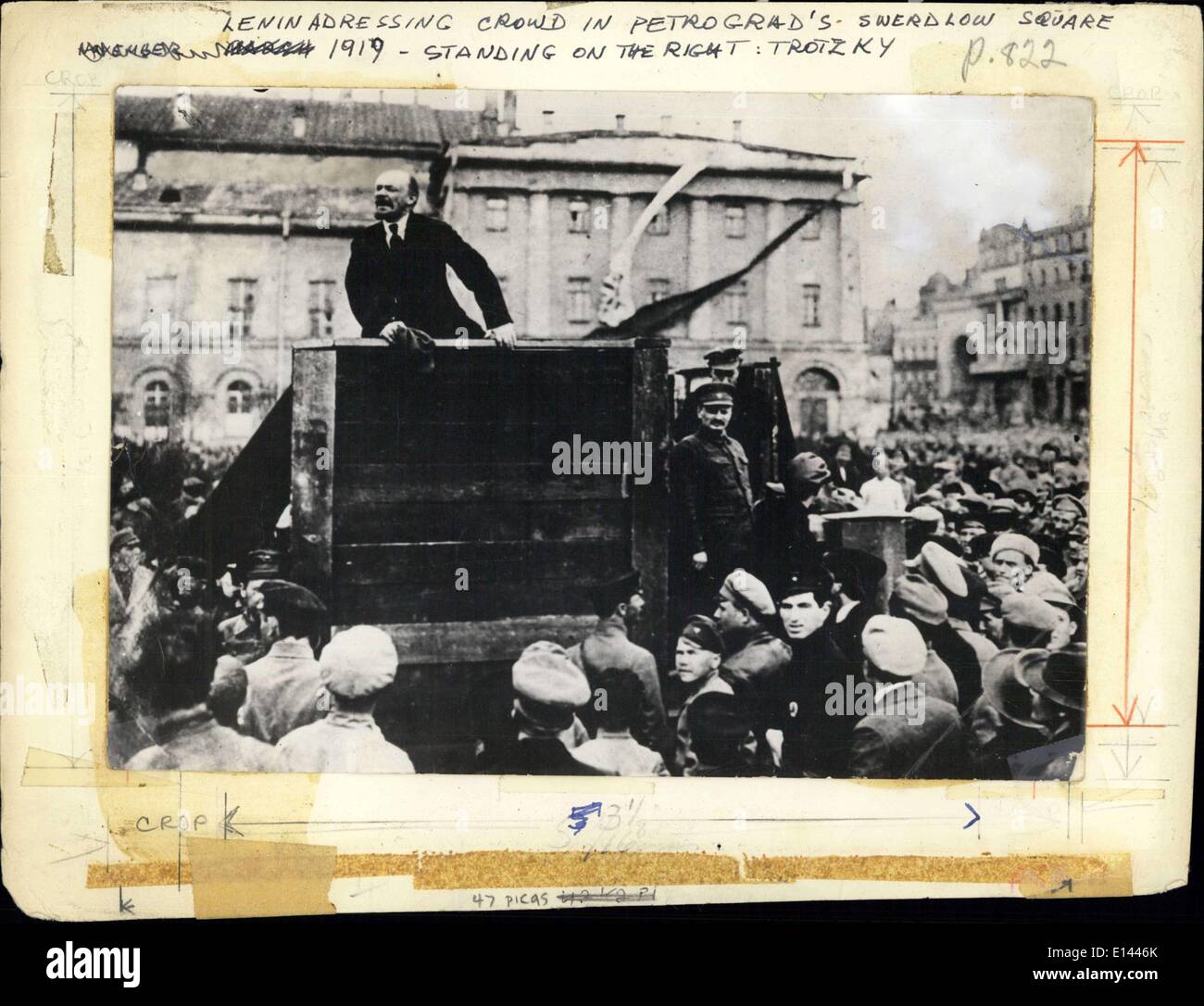 4. April 2012 - Lenin Adressierung Publikum In Petrograd die Swerdlow Platz-1919 - stehend auf der rechten Seite - Trotzky. Stockfoto