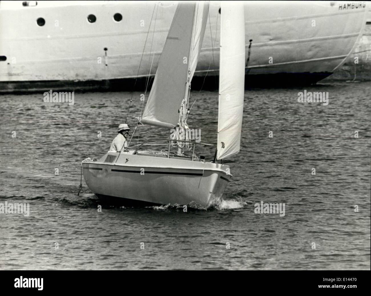 4. April 2012 - Lone Atlantic Seemann kommt bei Plymouth: 37 Jahre alten William Wallace, wer unterrichtet Mathematik an einer Schule in Houston, Texas, und ist auch ein Segel club Lehrer kam in Plymouth am Freitag (4 Aug), nach einem Solo von 3.000 Meile Reise über den Atlantik in seiner 22 ft Fiber Glas Yacht, '' Hesper''. Mr. Wallace verließ Marion, Massachusetts, USA, am 24. Juni. Foto zeigt William Wallace an Bord seiner winzigen Yacht nach seiner Ankunft in Plymouth nach dem Segeln Einhand aus Massachusetts, U.S. abgebildet. in 41 Tagen. Stockfoto