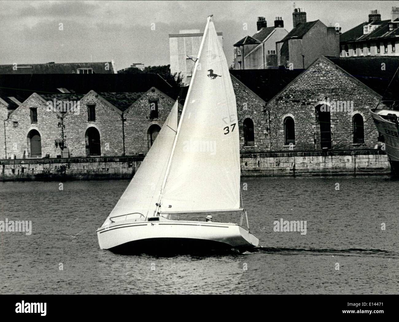 4. April 2012 - Lone Atlantic Seemann kommt bei Plymouth: 37 Jahre alten William Wallace, wer unterrichtet Mathematik an einer Schule in Houston, Texas, und ist auch ein Segel club Lehrer kam in Plymouth am Freitag (4 Aug), nach einem Solo von 3.000 Meile Reise über den Atlantik in seiner 22 ft Fiber Glas Yacht, '' Hesper''. Mr. Wallace verließ Marion, Massachusetts, USA, am 24. Juni. Foto zeigt William Wallace an Bord seiner winzigen Yacht nach seiner Ankunft in Plymouth nach dem Segeln Einhand aus Massachusetts, U.S. abgebildet. in 41 Tagen. Stockfoto