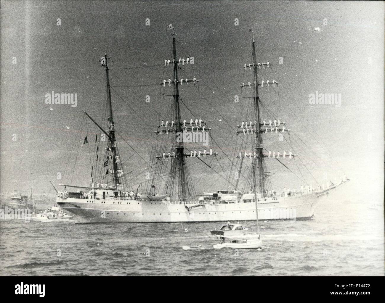 4. April 2012 - die Landung der deutschen Windjammer Gozch Fock am Pier 97. Die Seeleute arbeiten an Deck, das Maskottchen der Gorch Foch die Seeleute; s zahlt sich aus vor den Ferien ich New York. Stockfoto