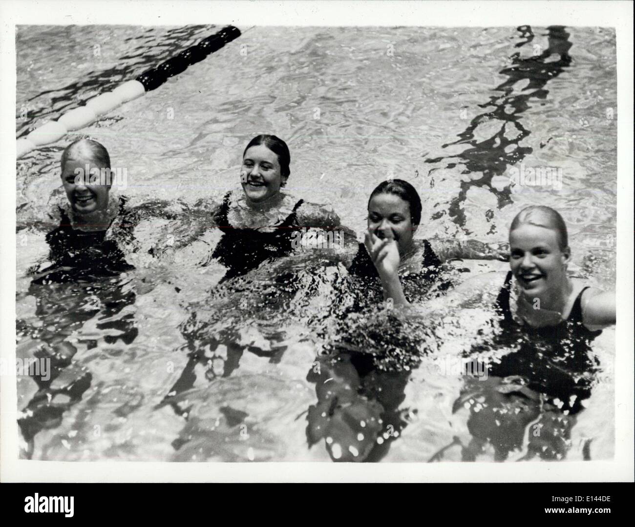 4. April 2012 - Foto zeigt: Im Bild nach dem Bruch der Welt Rekord bei der Frauen 4 x 100 m Relais Medley in einer Zeit von 4 Minuten 41,1 sec, sind das amerikanische Siegerteam in Rom am Freitagabend. Sie sind L. Burke (Rücken); P. Kempner (Brust); C. Schuler (Schmetterling) und C. Cov Slaza (Freistil) Stockfoto