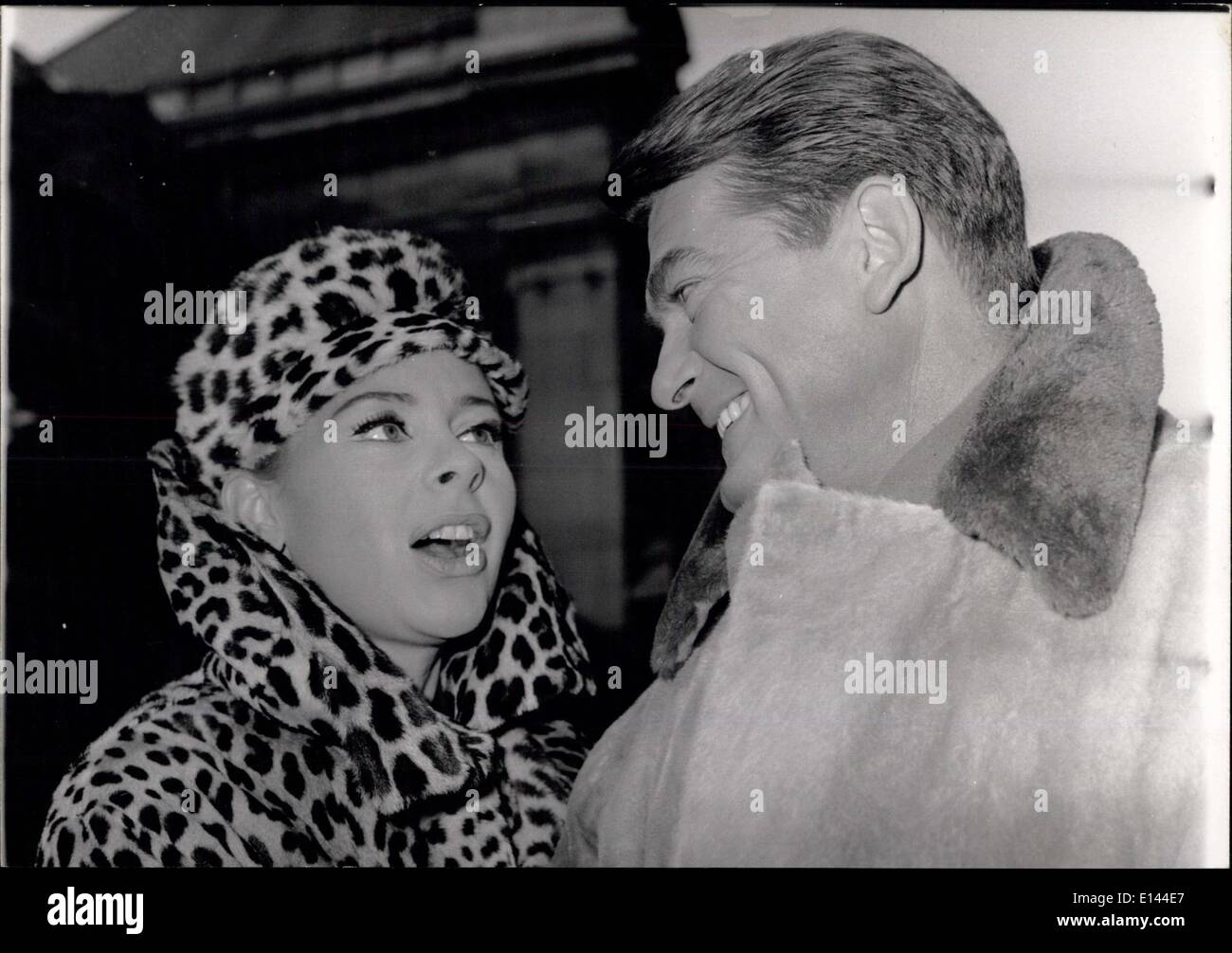 4. April 2012 - Jean Marais in L'Honorable Stanislas Agent Geheimnis. Jean Marais scheint zu historischen Bildern aufgeben und wird für die Hauptrolle in Jean-Charles Dudrumet nächstes Bild: L'Honorable Stanislas Agent Geheimnis, das ist natürlich eine Spionage-Geschichte. Sein Partner wird Genevieve Page sein. OPS: Jean Marais und Genevieve Page während der Dreharbeiten an der Station Gare D'Austerlitz. Keystone Stockfoto