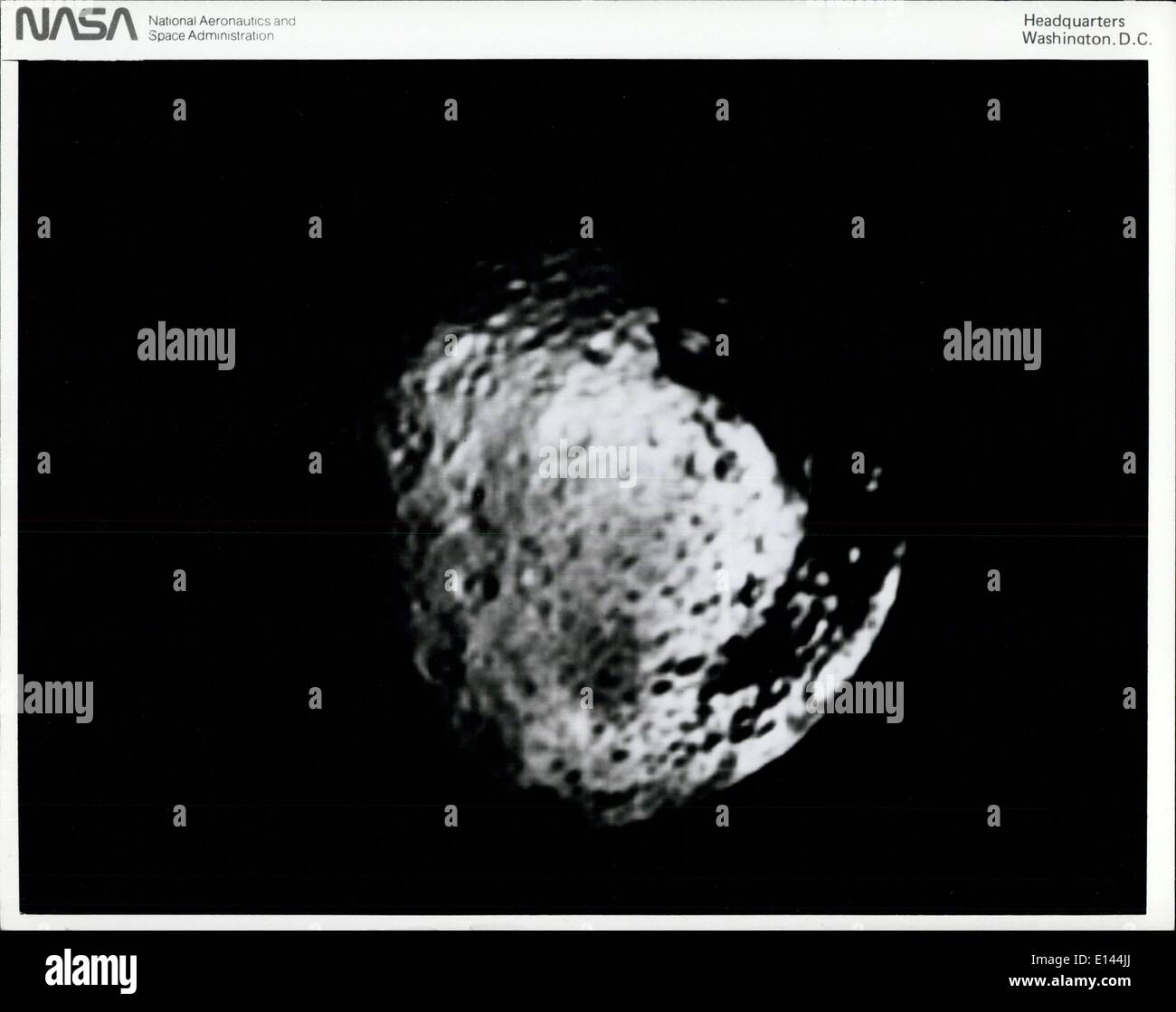 4. April 2012 - Voyager 2 fotografierte Iapetus, die äußeren die meisten großen Satelliten Saturns, Aug. 22 aus einer Entfernung von 1,1 Millionen Kilometer (680.000 Meilen). Dieses Bild, welche gezeigte Funktion als kleine 21 km (13 Meilen) über, hat schon Verbuchbarkeit, um so detailliert wie möglich von den hellen, eisigen Regionen von den Nordmännern nachgestellte Hemisphäre zu offenbaren. Die Anzahl und die Formen der Aufprallfläche Krater des inneren eisigen Satelliten (z. B. Rhea und Mimen) von Voyager habe ich fotografiert. Dies deutet ebenso eine alte Kruste stammt aus der Graf-Geschichte des Sonnensystems Stockfoto