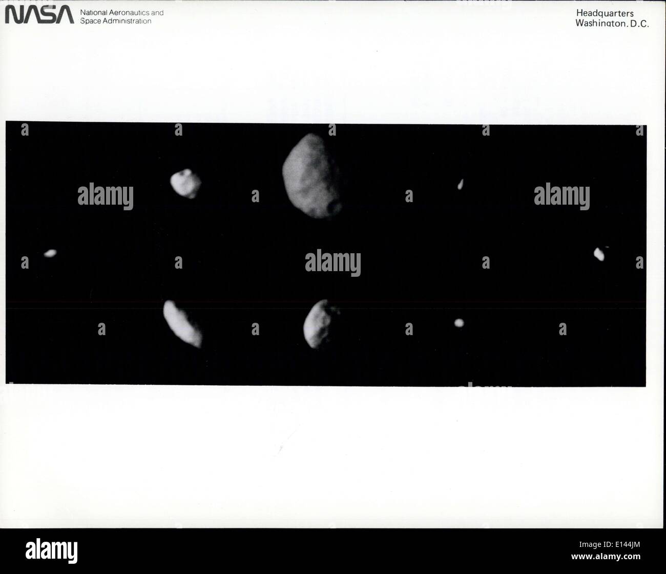 04. Apr. 2012 - Dieses Familienporträt zeigt den kleineren Satelliten des Saturn, wie er von der Voyager 2 während seines Schwingens durch das Saturn-System gesehen wurde. Diese Bilder wurden so skaliert, dass die Satelliten in echten relativen Größen angezeigt werden. Diese kleine Menge von Objekten reicht von kleinen Asteroidenwaagen bis zu fast der Größe des Saturnmondes imas. Es sind wahrscheinlich Fragmente von etwas größeren Körpern, die während der Bombardierungsphase, die Akkretion des Saturnsystems folgte, aufgebrochen wurden. Wissenschaftler glauben, dass es sich meist um eisige Körper mit einer Mischung aus Meteoritengestein Stockfoto