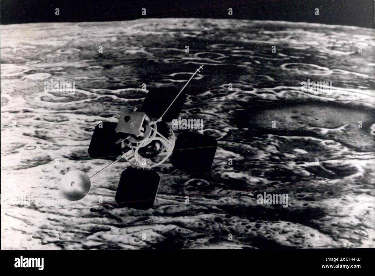 4. April 2012 - Lunar Orbiter den Mond zu fotografieren. OPS: Scale Modell zeigt Lunar Orbiter auf ihre fotografischen Aufgaben über die Oberfläche des Mondes. Die Sonde trägt ein Kamerasystem, schmale und Weitwinkel-Blick auf die Mondoberfläche. Die Fotografien sollen US-Wissenschaftler helfen bei der Auswahl der Landeplatz für zukünftige bemannte Apollo Mondflüge. August 10/66 Stockfoto