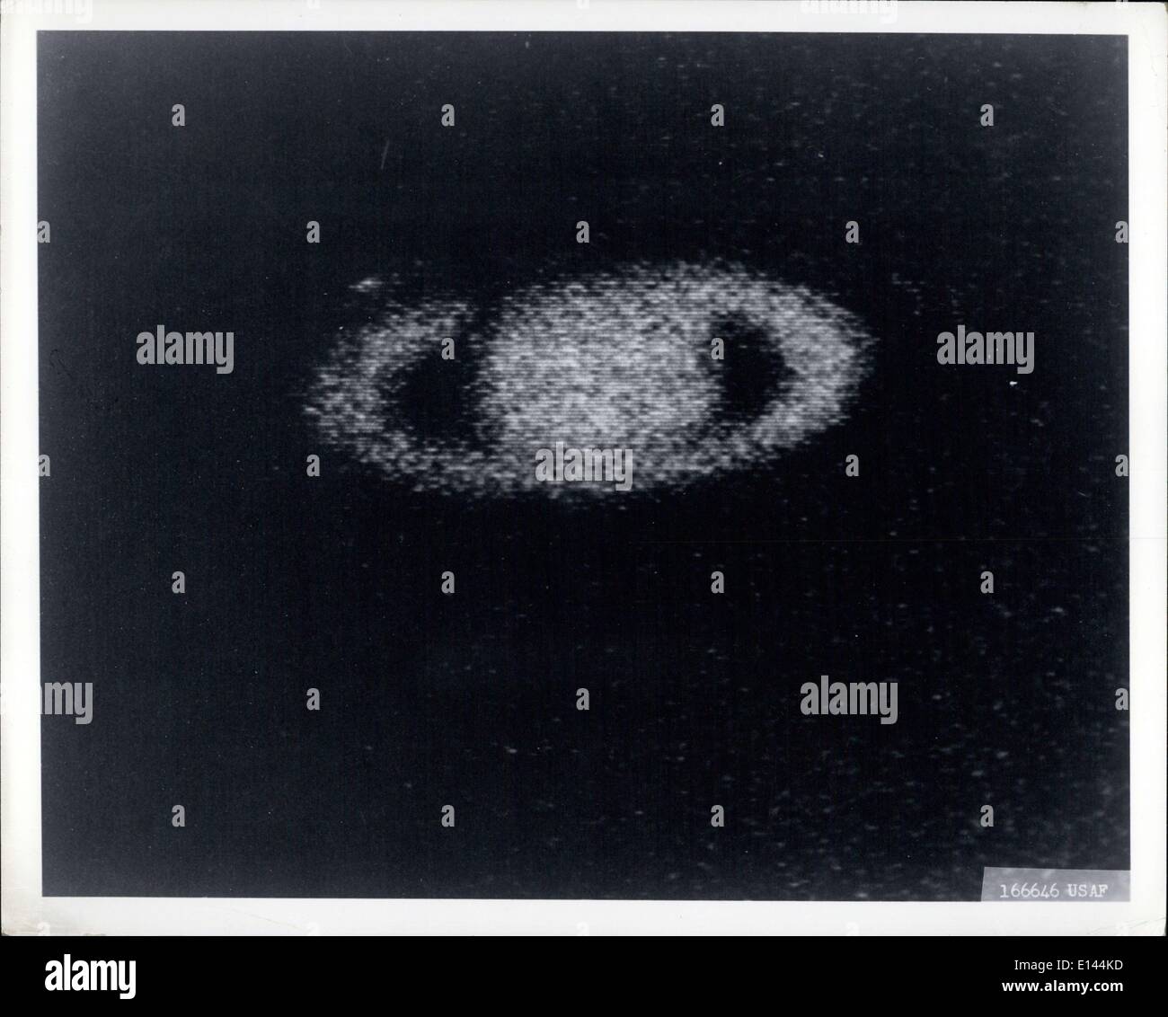 4. April 2012 - Saturn mit seinen Ringen gesehen über den Fernseher im Teleskop th Viertel von 1 Million Meilen von der Erde. Astronomische Bilder wie diese helfen das Luftwaffe Rakete Testcenter "Hauptwissenschaftler Gruppenarbeit '' Fehler '' aus dem optisches Tracking-System. Stockfoto